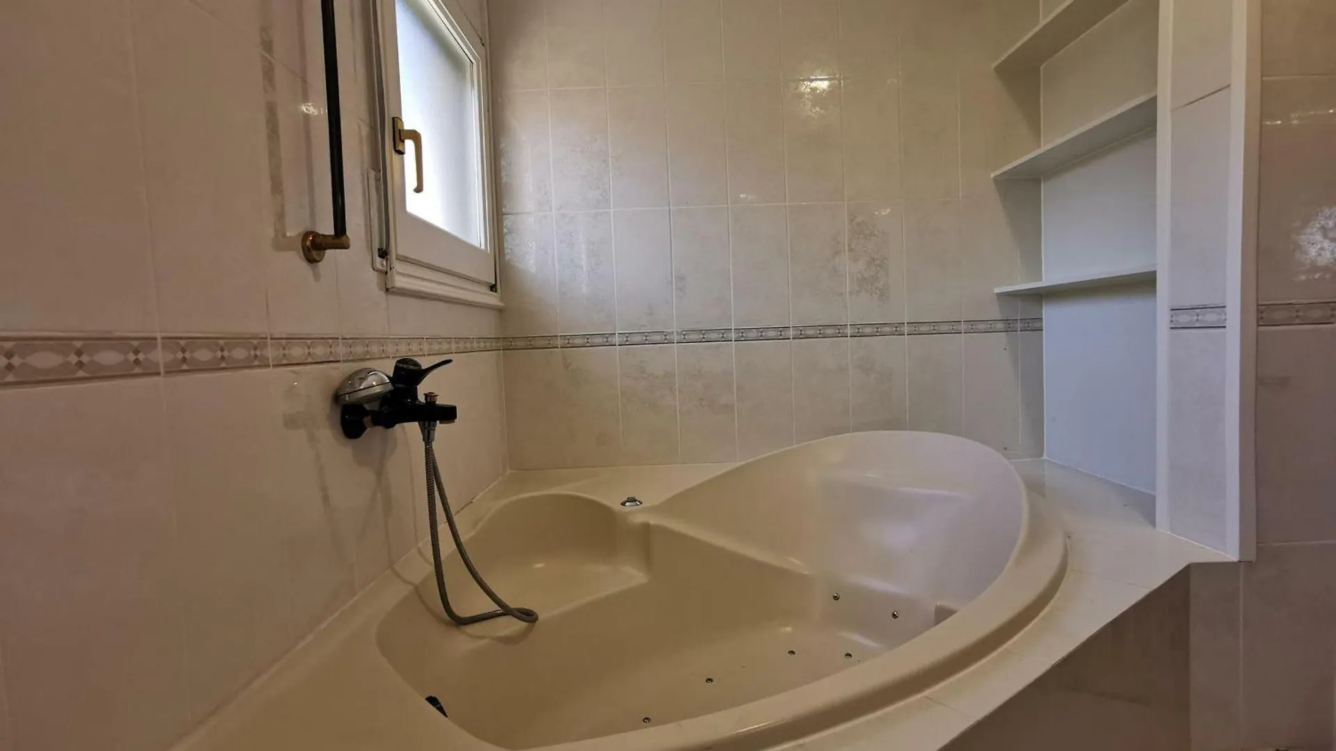 Apartamento Acogedor A 400M De La Playa En Llanca, Con Terraza Y Bano Hidromasaje - Es-89-135