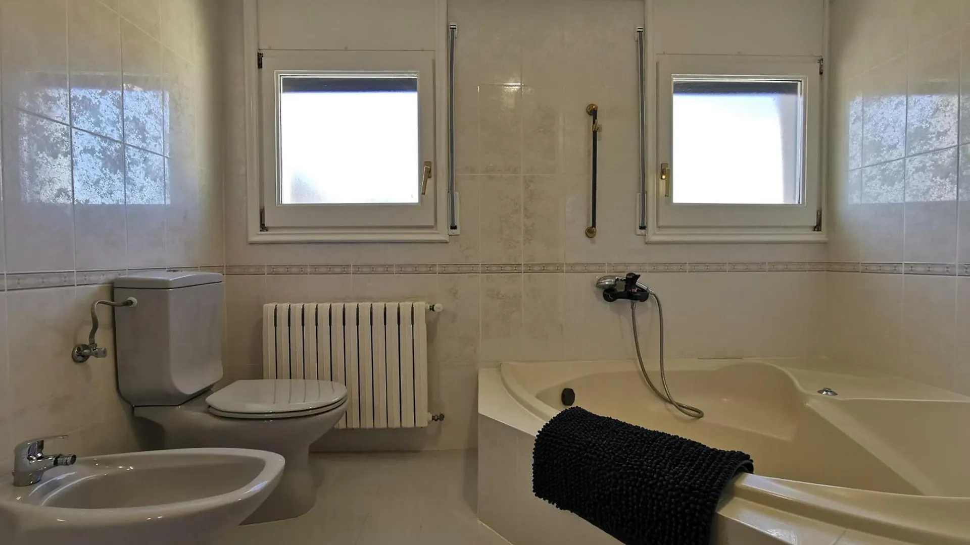 Apartamento Acogedor A 400M De La Playa En Llanca, Con Terraza Y Bano Hidromasaje - Es-89-135 Apartment