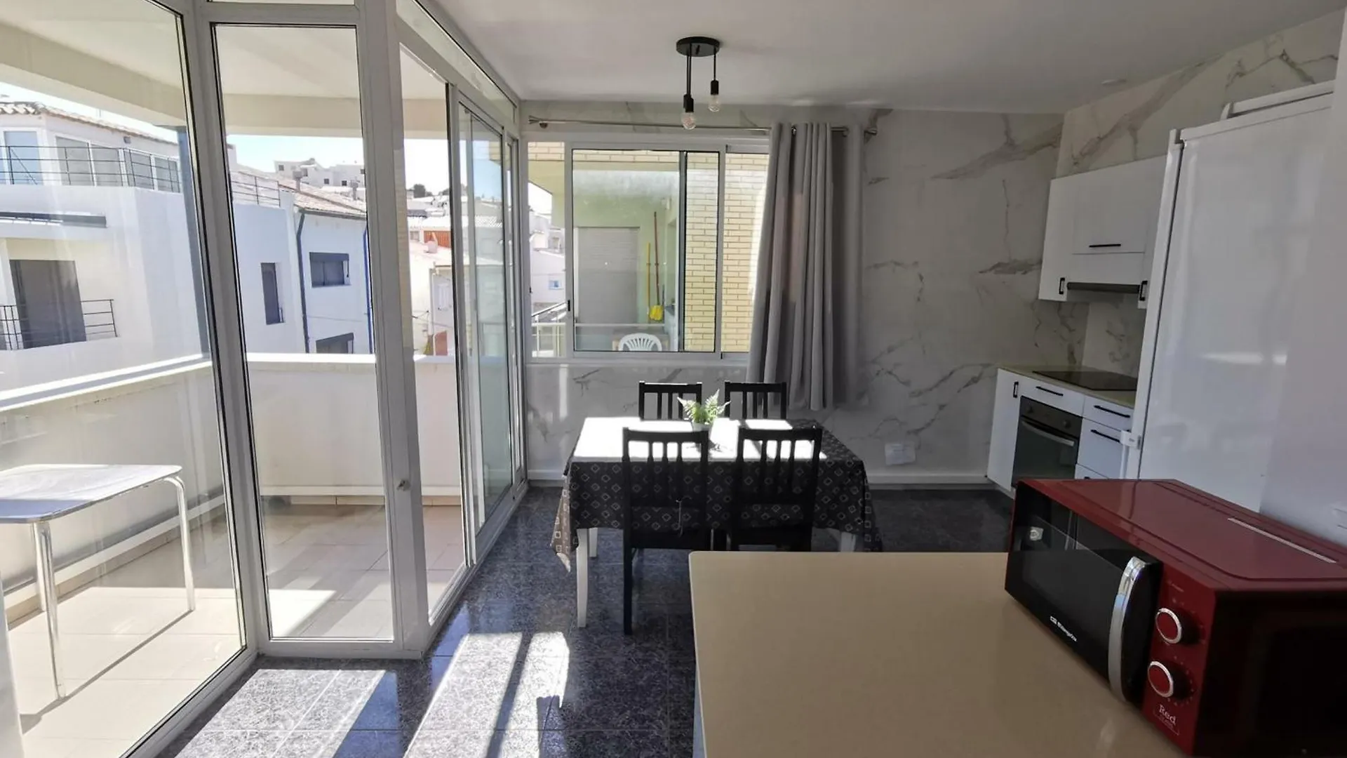 Apartamento Acogedor A 400M De La Playa En Llanca, Con Terraza Y Bano Hidromasaje - Es-89-135 Llanca