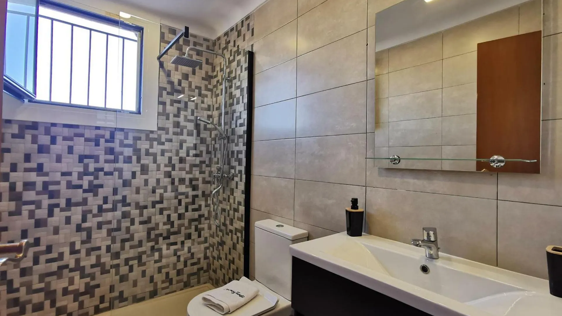 Apartamento Acogedor A 400M De La Playa En Llanca, Con Terraza Y Bano Hidromasaje - Es-89-135 0*, Llanca